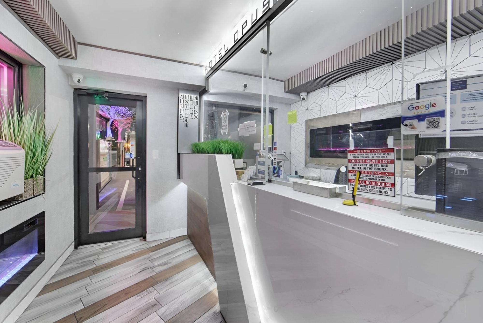 Hotel Opus Bronx Near Bay Plaza Mall นิวยอร์ก ภายนอก รูปภาพ